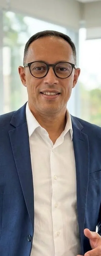 Eleomar Azevedo, de blazer azul, sorrindo