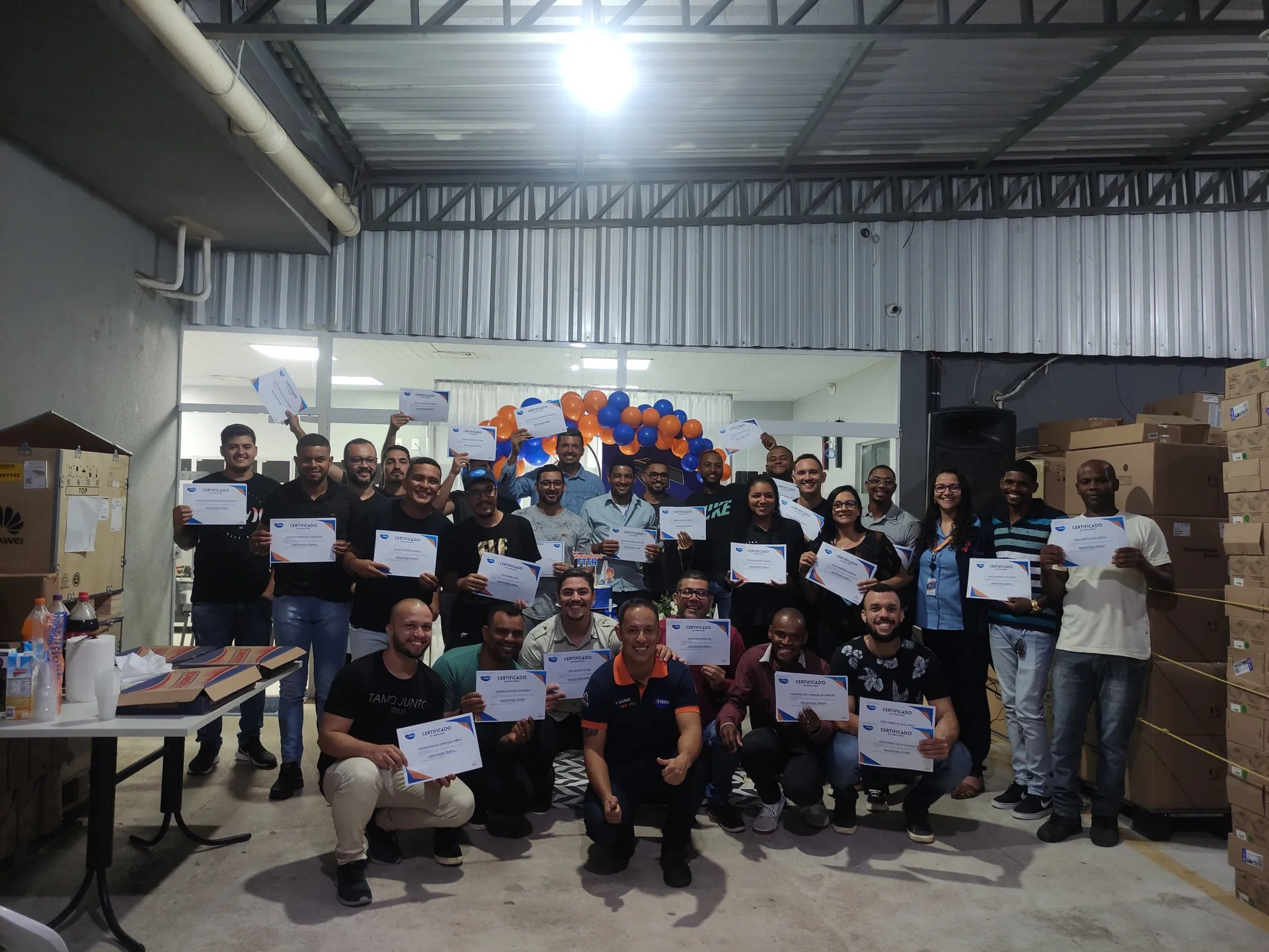 Turma de alunos segurando os certificados