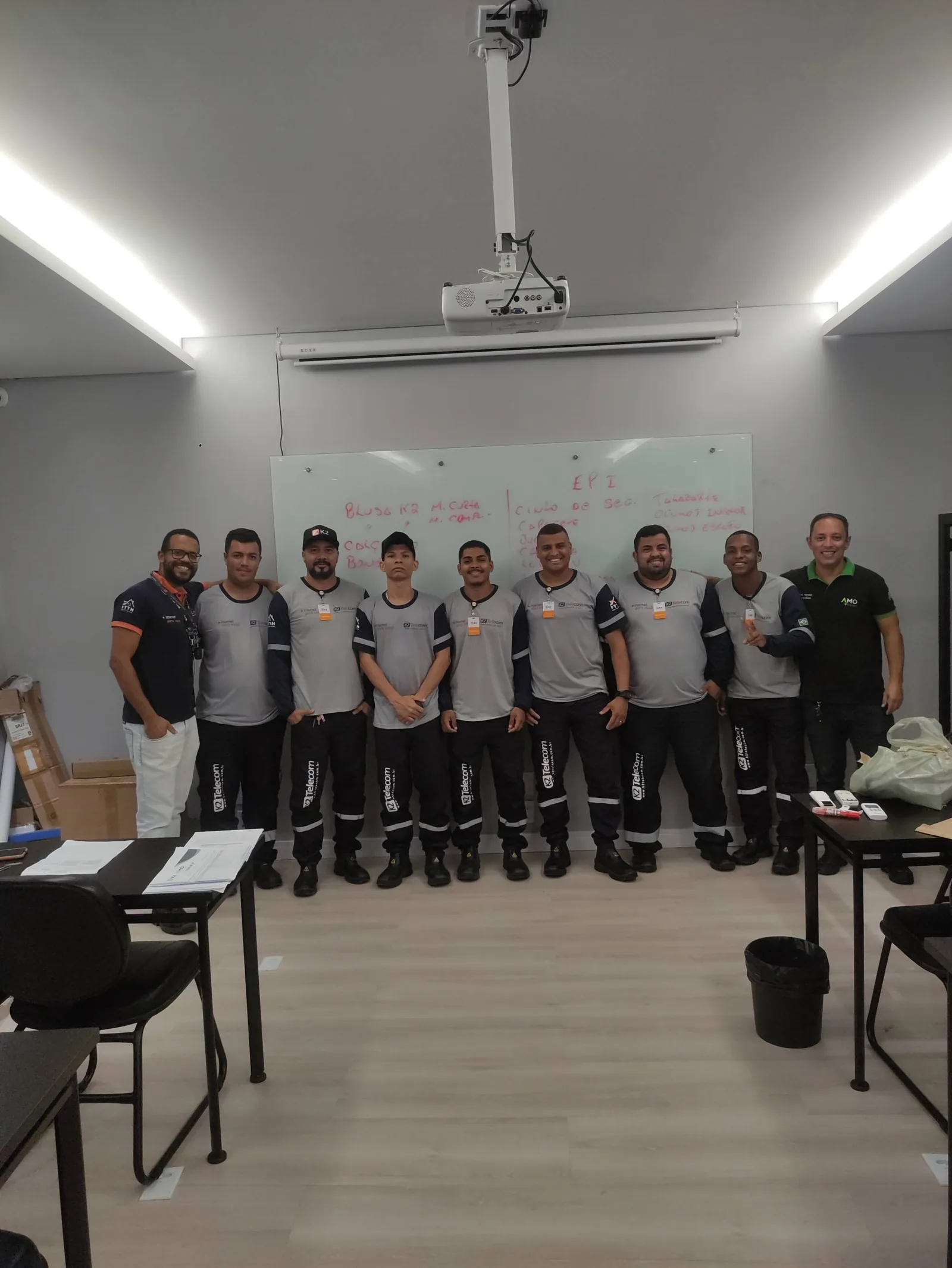 Turma uniformizada em sala de aula